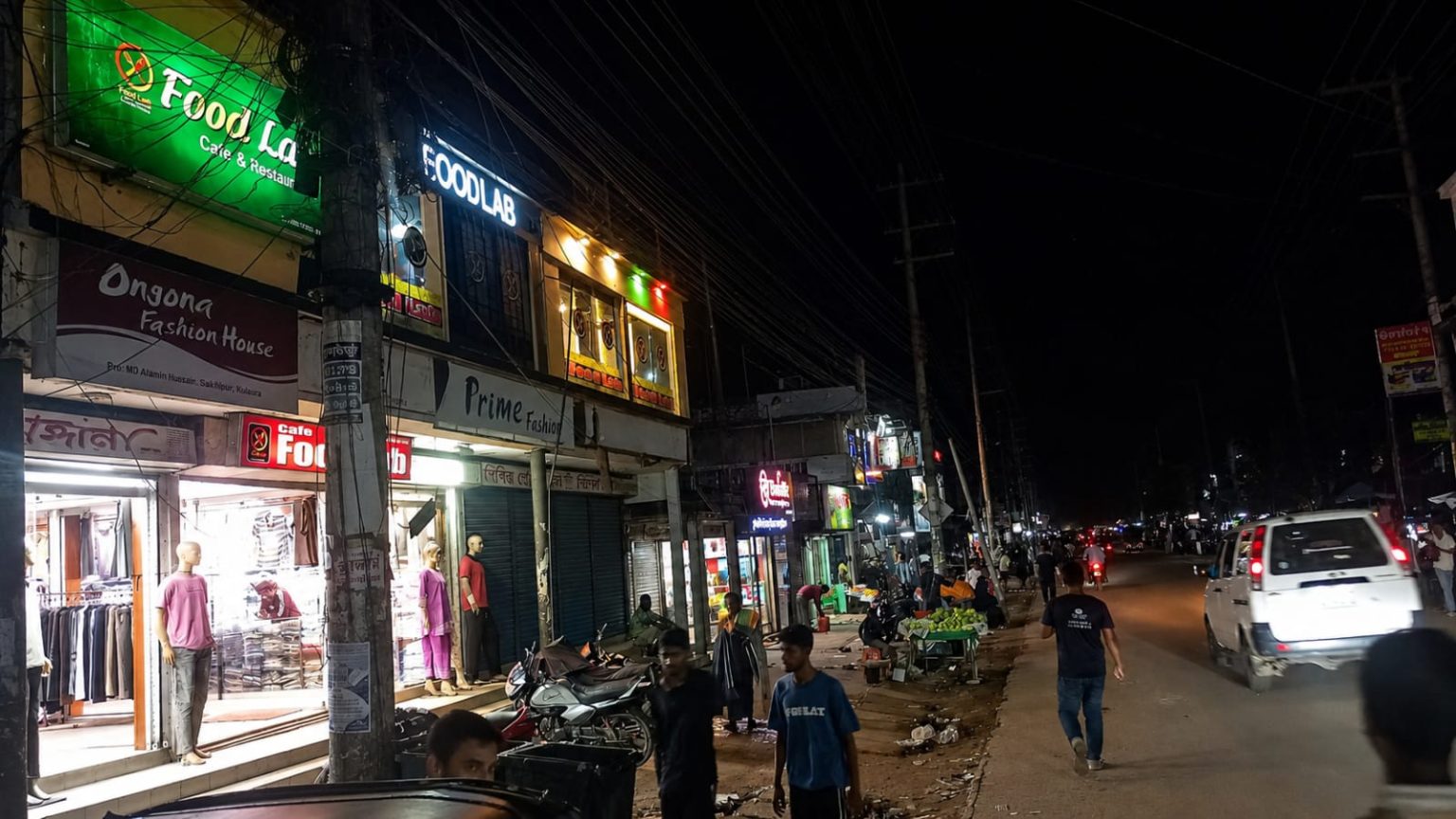 সরকারি নির্দেশনার তোয়াক্কা না করে কুলাউড়ার শপিং মল দোকান পাট খোলা
