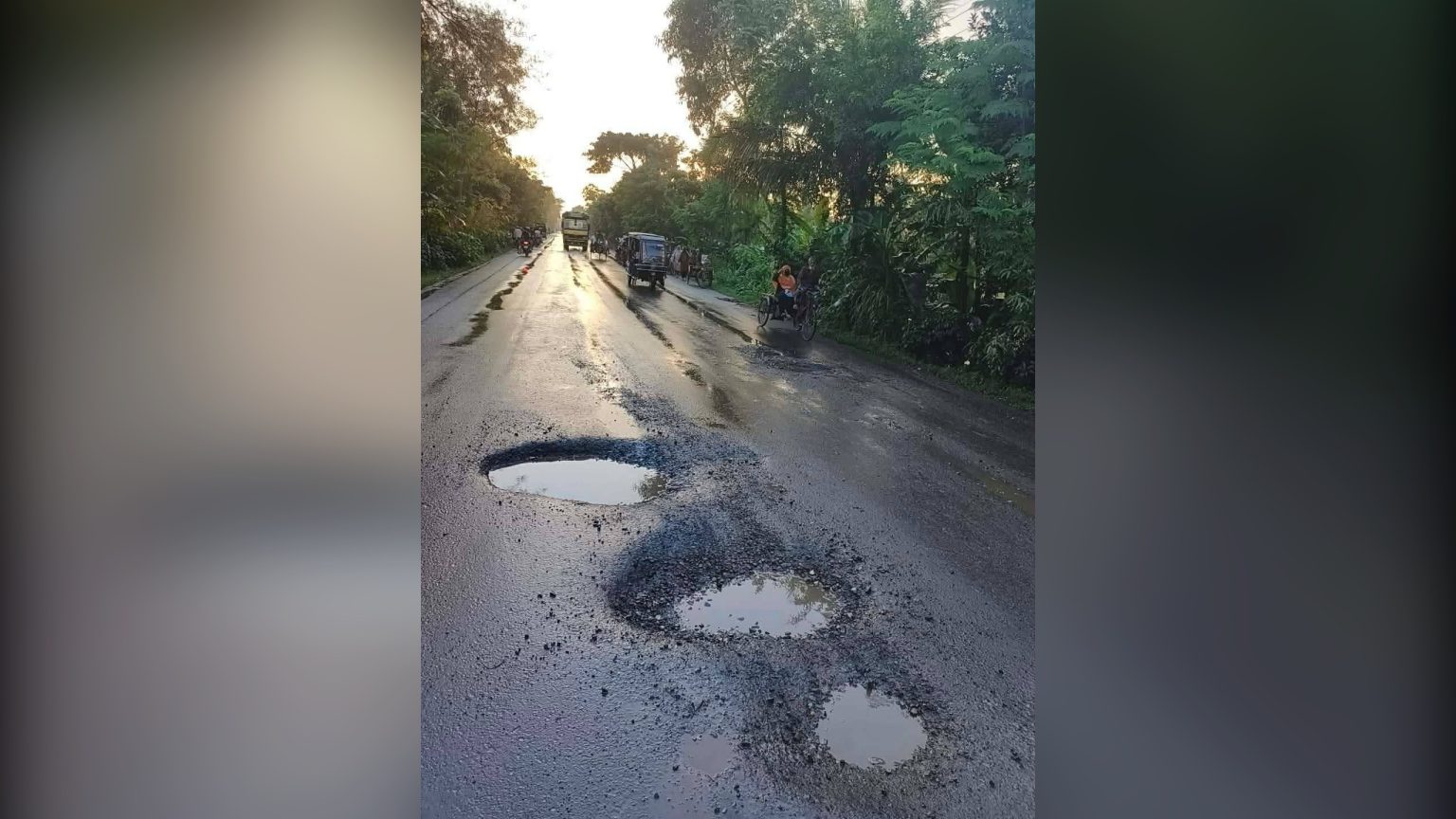 খুলনা-সাতক্ষীরা মহাসড়কে গর্তের খানাখন্দ: জনদুর্ভোগ চরমে, বেহাল দশা ডুমুরিয়া থেকে চুকনগর