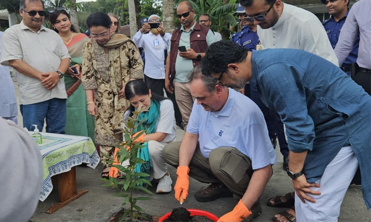 তথ্যমন্ত্রীর গ্রামের বাড়িতে ইলিশ ও রসমালাইয়ের স্বাদে মুগ্ধ মার্কিন রাষ্ট্রদূত